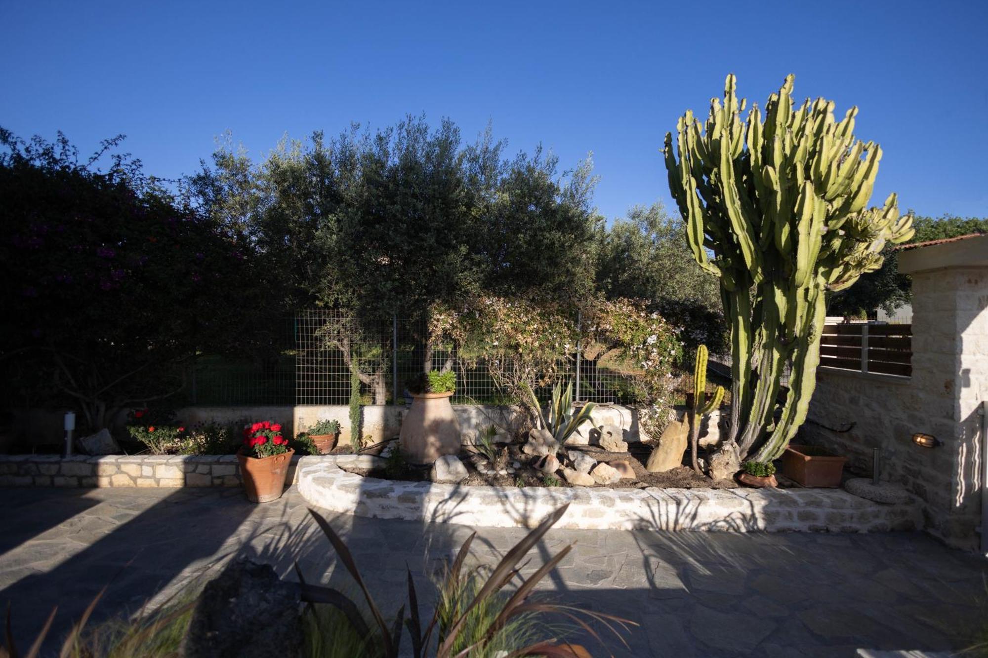 Serenity Garden Retreat Prinés
